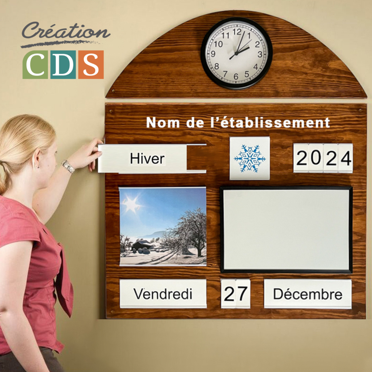 Tableau d'orientation avec horloge et tableau blanc