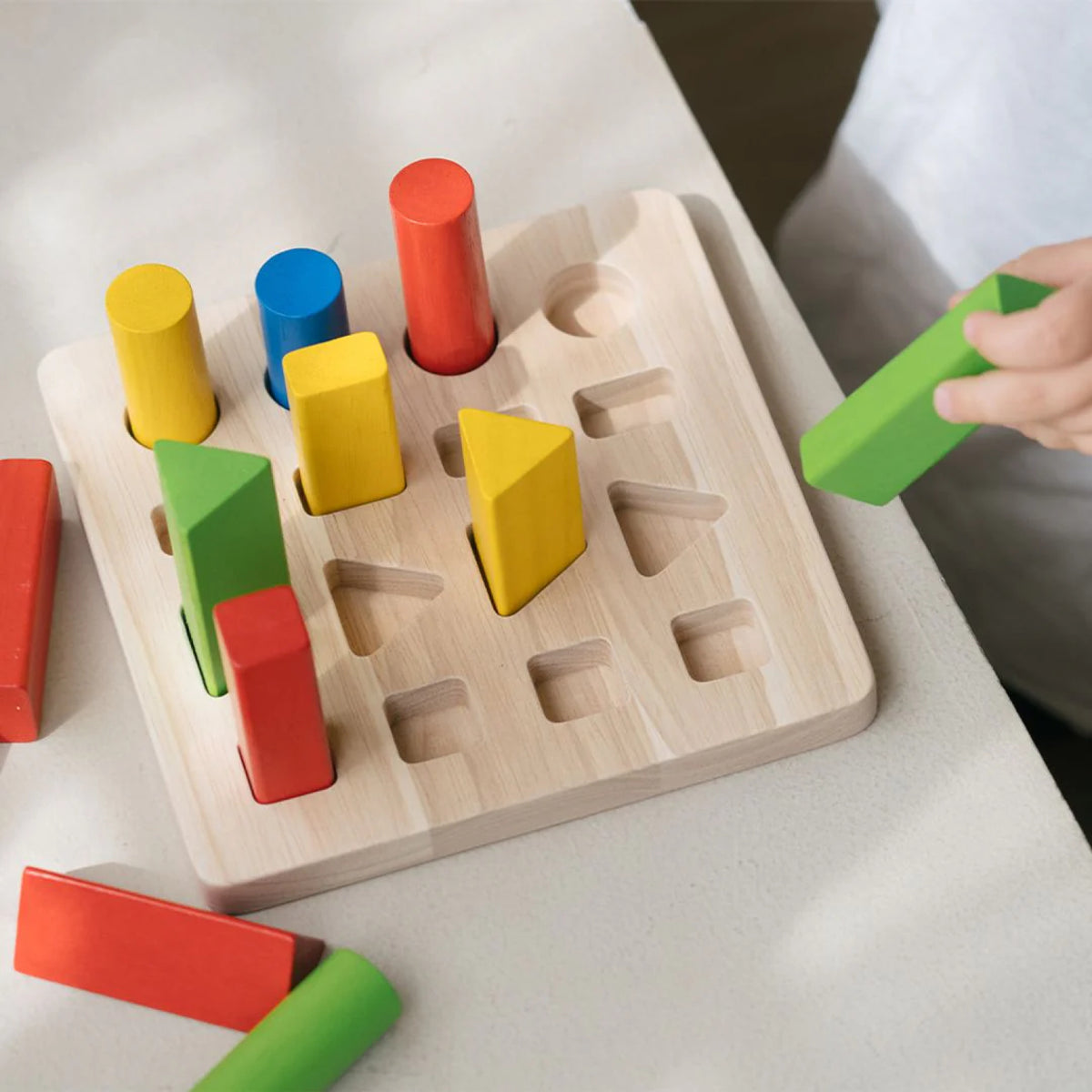 Séquences formes et couleurs en bois, vue 2