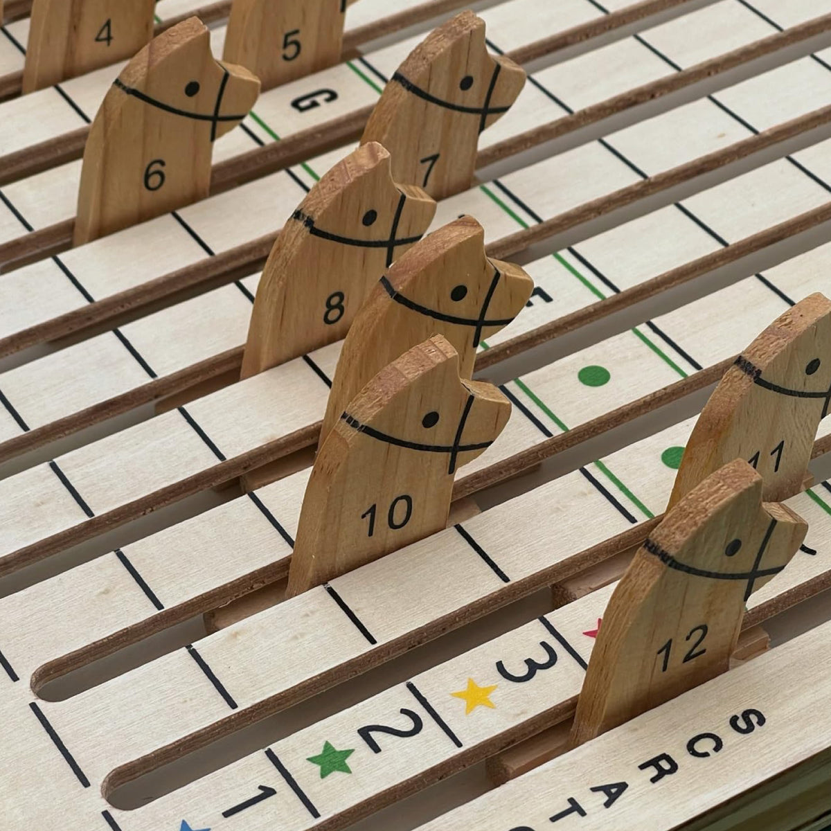 Course de chevaux sur table, vue 2