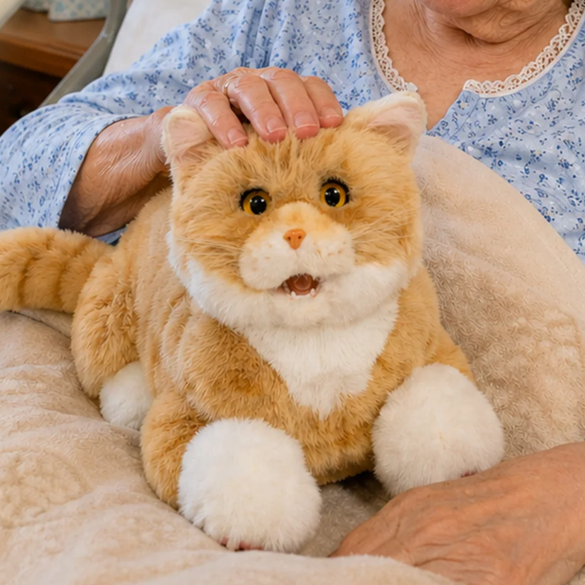 Chatte réaliste en peluche Percy, Chongker