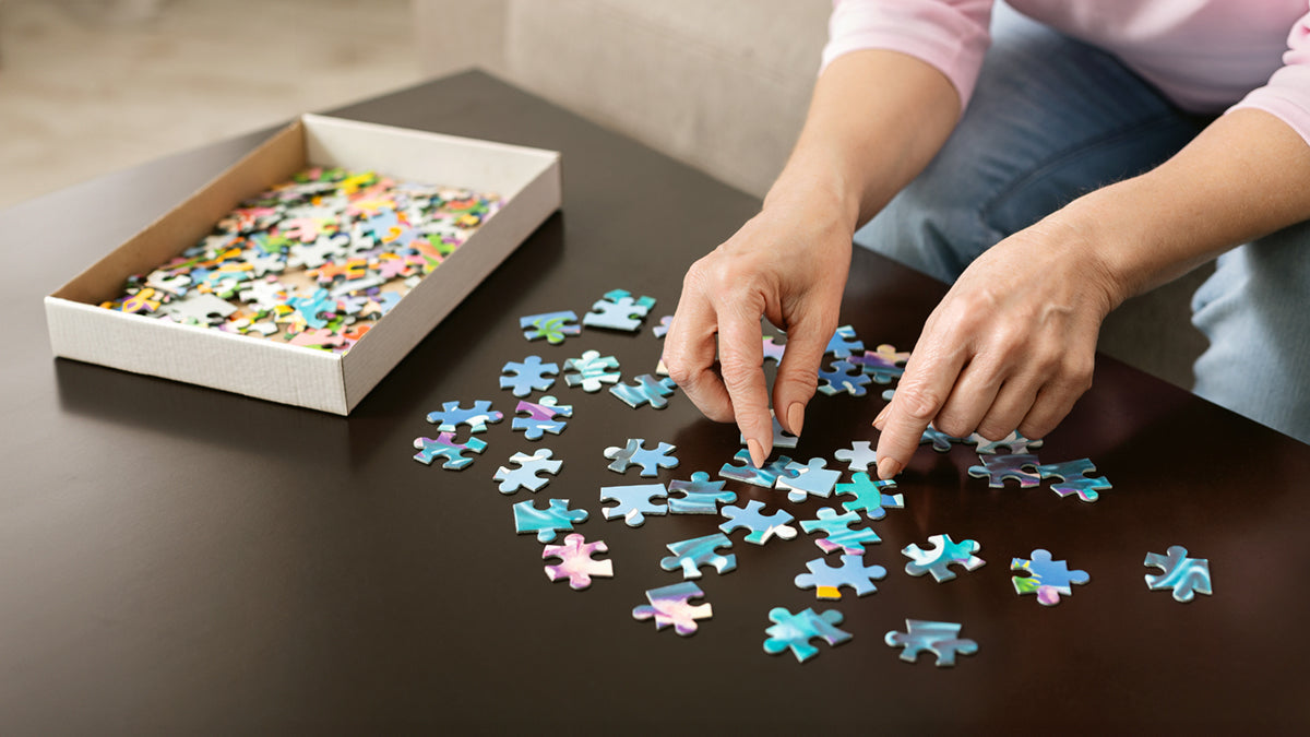 Personne âgée faisant un casse-tête - stimulation cognitive aînés - CDS Boutique