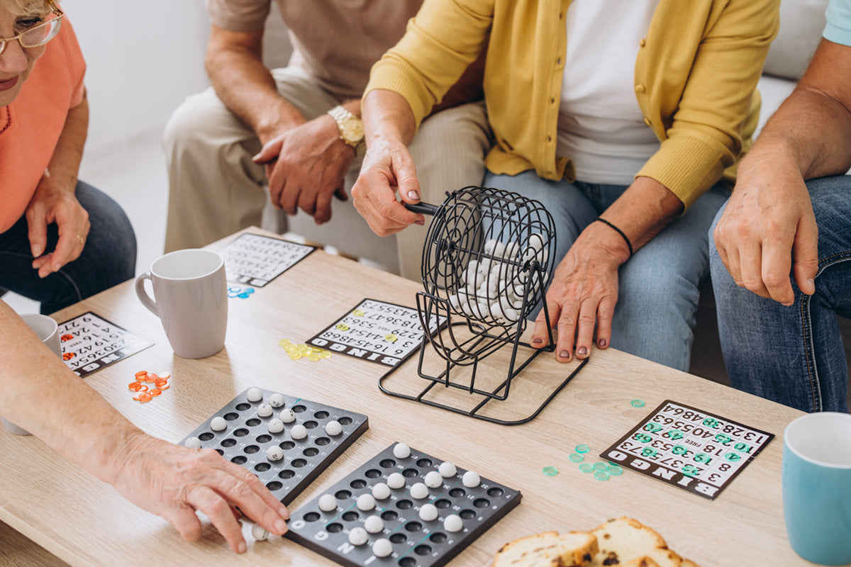 Aînés jouant au bingo en groupe - activité sociale en établissement - CDS Boutique